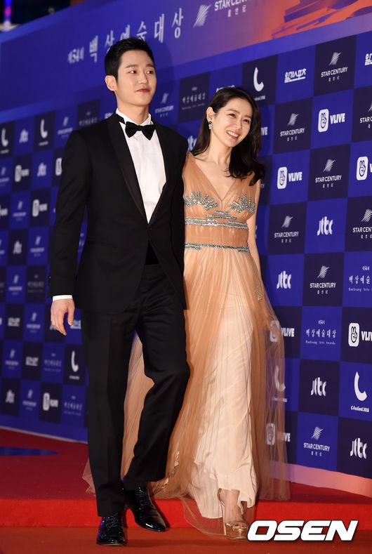 Thảm đỏ Baeksang 2018: Ngập tràn mỹ nhân, Chị Đẹp Son Ye Jin tình tứ nắm tay trai trẻ Thảm đỏ Baeksang 2018: Ngập tràn mỹ nhân, Chị Đẹp Son Ye Jin tình tứ nắm tay trai trẻ
